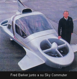 Fred Barker junto a su Sky Commuter