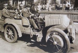 Un jovencíssimo Ferdinand Porsche al volante de su invento, acompañado de toda la familia Porsche al completo. Su futura esposa aparece en el fondo