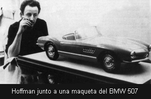 Hoffman junto a una maqueta del BMW 507