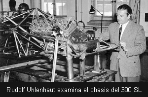 Rudolf Uhlenhaut examina el chasis del 300 SL