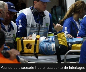 Alonso es evacuado tras el accidente de Interlagos
